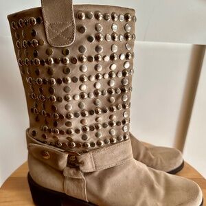 STUART WEITZMAN SILVER STUDDED MOTO BIKER BOOTS BOHO, 7 M TAN SUEDE, GENTLY USED